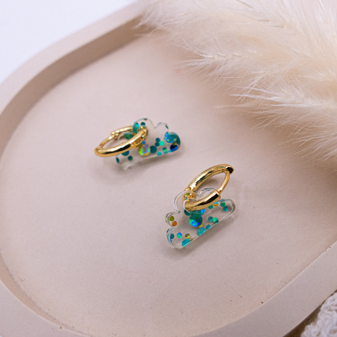 Wolken Ohrringe Creolen Glitzer aus Acryl Wölkchen - leichte Ohrstecker Wolke