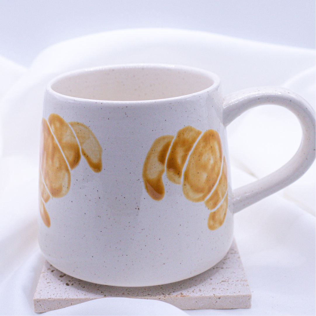 Tasse Croissant handbemalt Frühstück - handgemachte Tasse Gebäck Geschenk