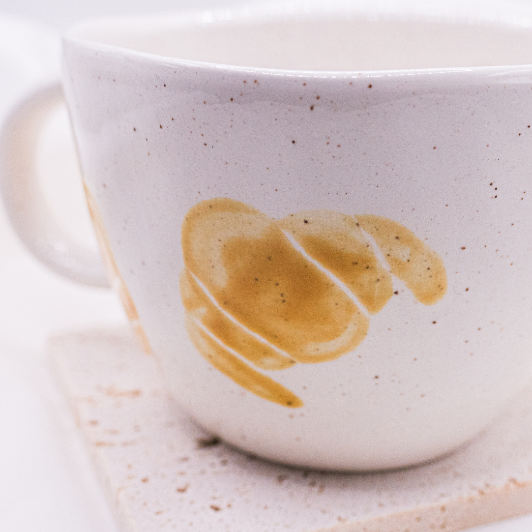 Tasse Croissant handbemalt Frühstück - handgemachte Tasse Gebäck Geschenk (Form B)