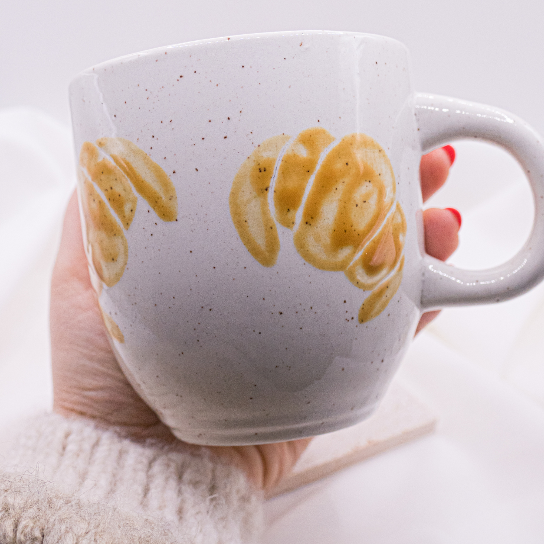 Tasse Croissant handbemalt Frühstück - handgemachte Tasse Gebäck Geschenk (Form C)