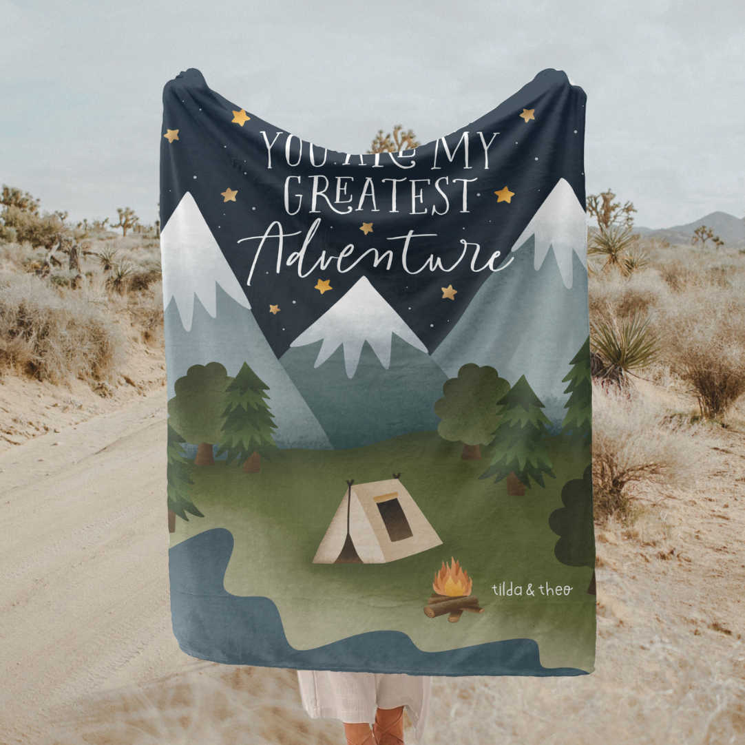 Kuscheldecke Reise Berge "You are my greatest Adventure" Fleece Decke Zelt