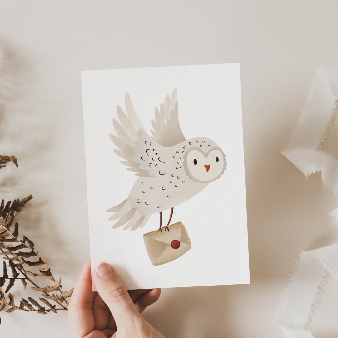 Postkarte Eule Schneeeule mit Brief Winter Grußkarte - Lesen Geschenk Eule - A6 Karte weiße Eule Tiermotiv Magie