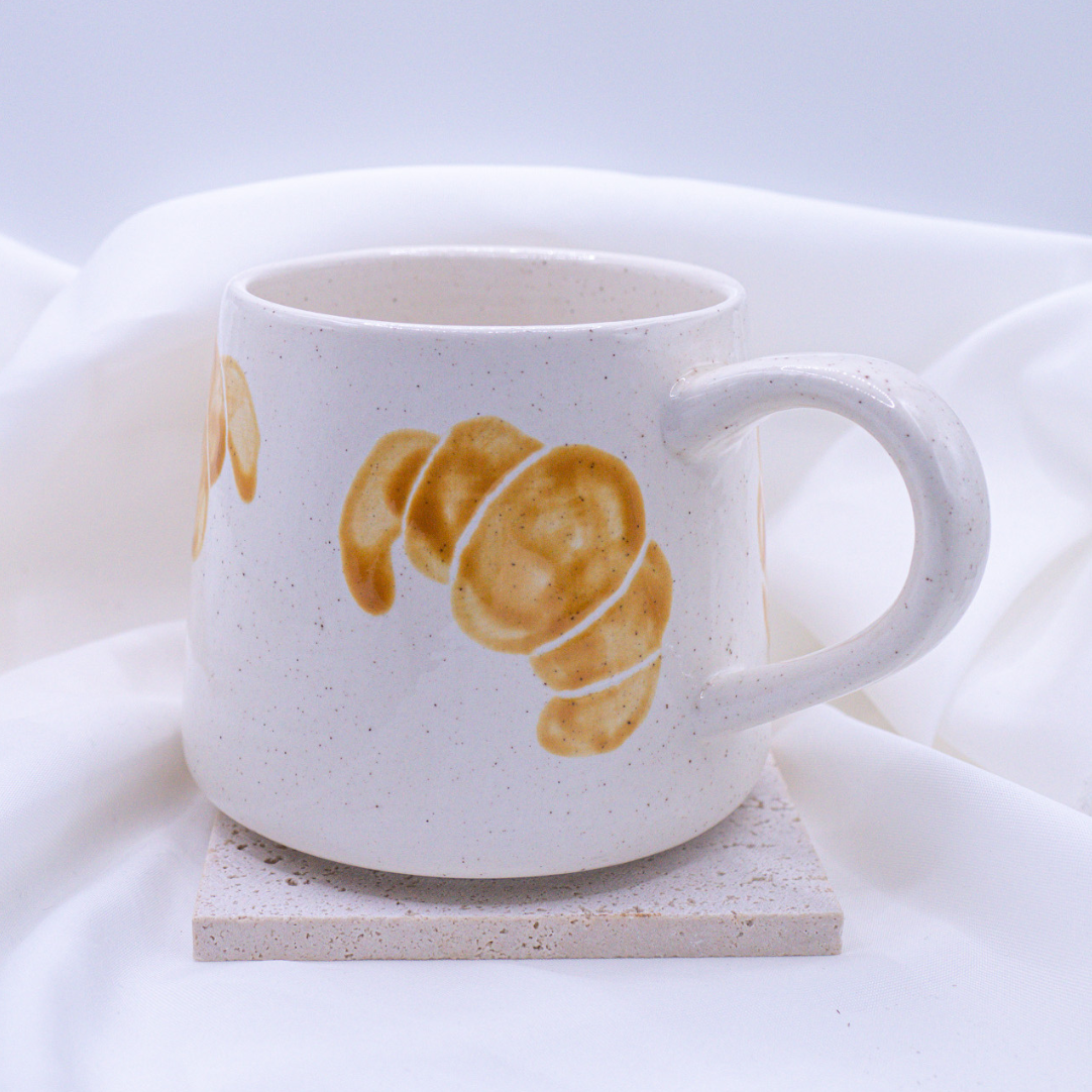 Tasse Croissant handbemalt Frühstück - handgemachte Tasse Gebäck Geschenk
