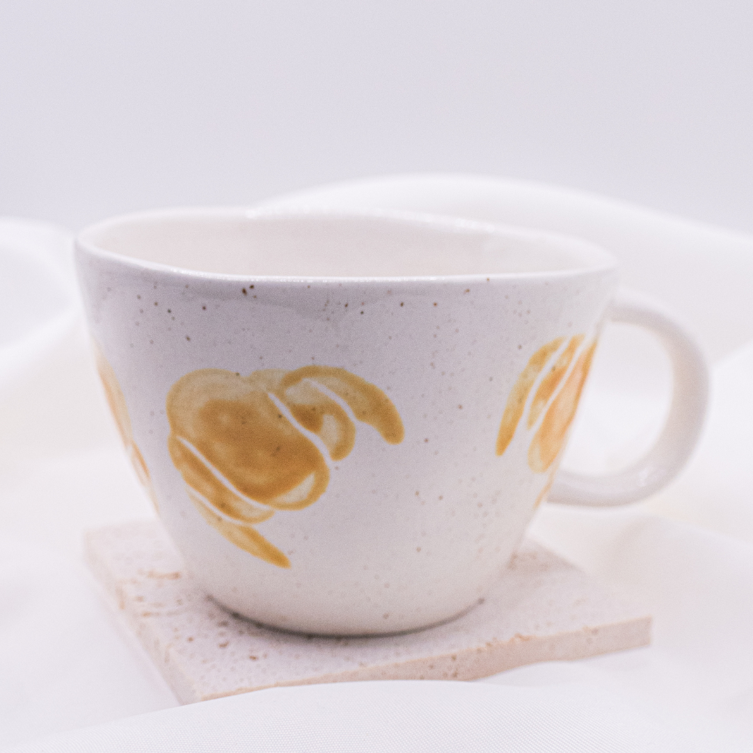 Tasse Croissant handbemalt Frühstück - handgemachte Tasse Gebäck Geschenk (Form B)
