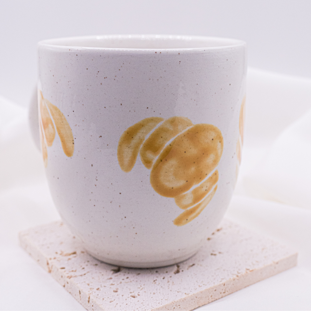 Tasse Croissant handbemalt Frühstück - handgemachte Tasse Gebäck Geschenk (Form C)