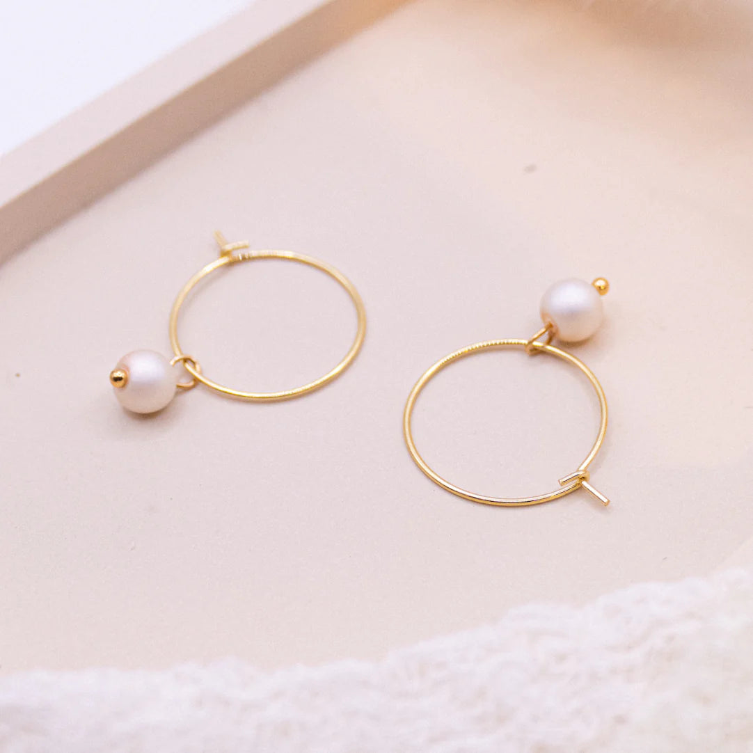 Creolen Little White Dot - Ohrringe weiße Perle/Kugel in Gold