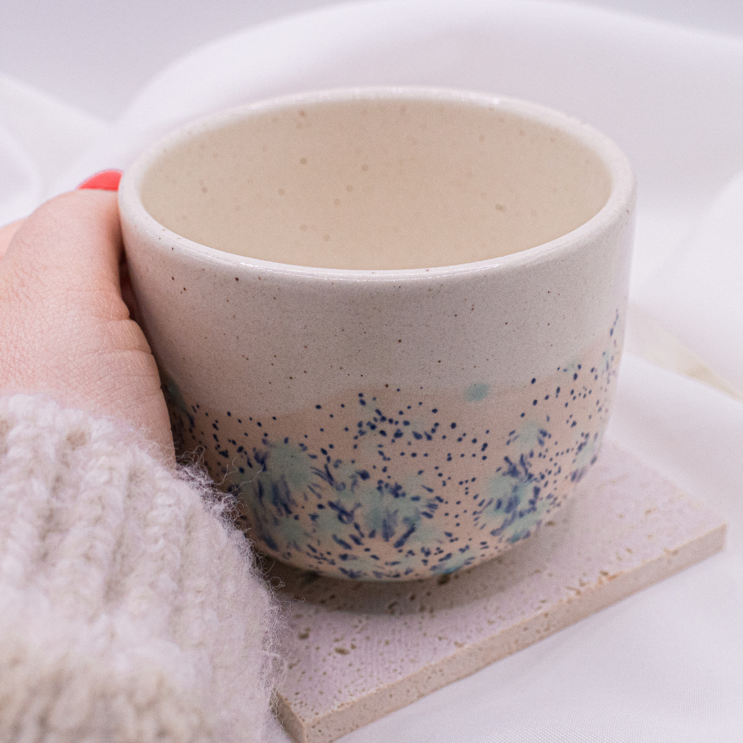 Tasse Sprenkel rosa/beige/hellblau handbemalt - unregelmäßige Punkte Keramikbecher Sprenkel
