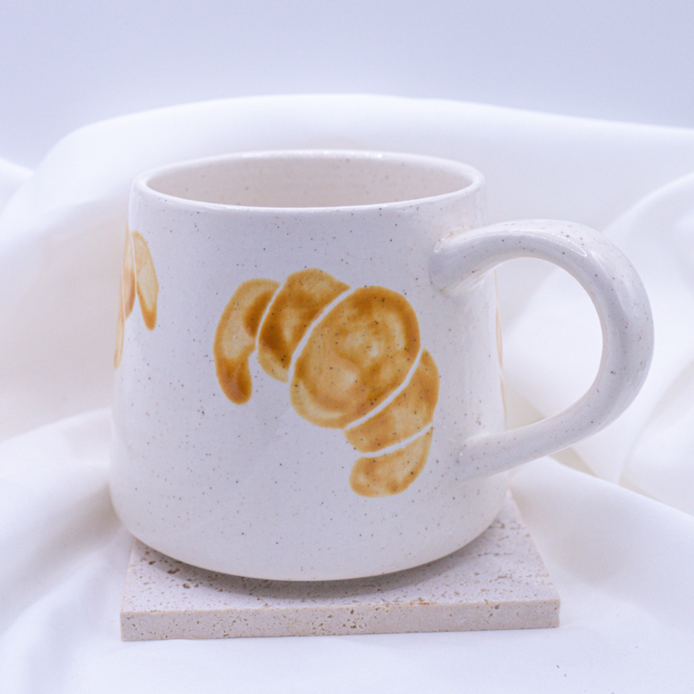 Tasse Croissant handbemalt Frühstück - handgemachte Tasse Gebäck Geschenk