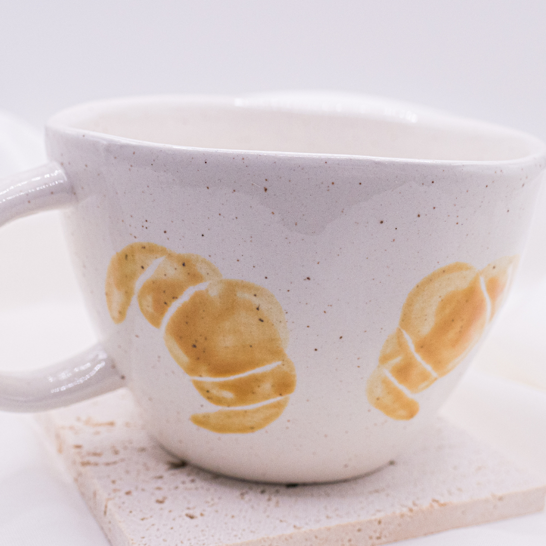 Tasse Croissant handbemalt Frühstück - handgemachte Tasse Gebäck Geschenk (Form B)
