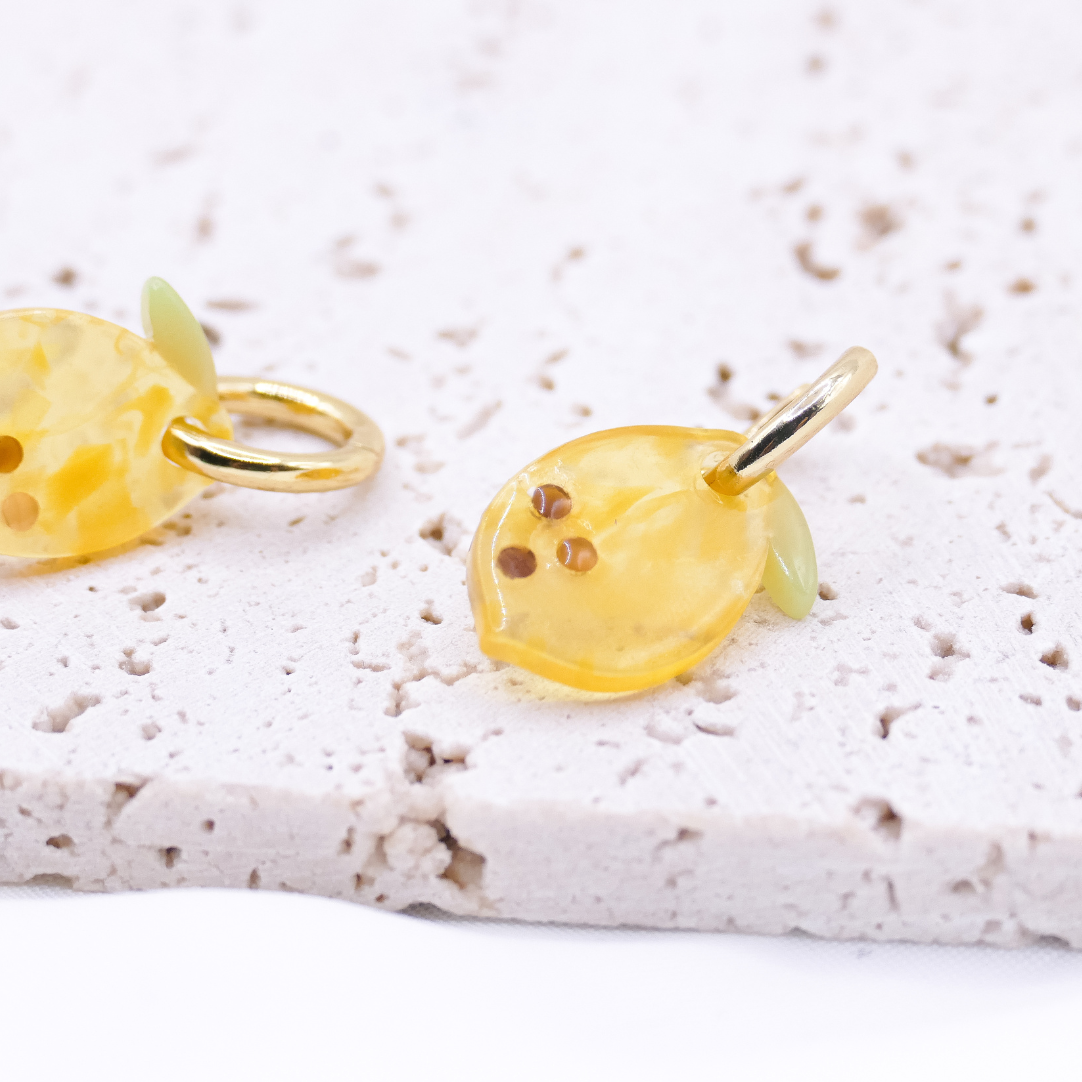 Ohrringe Zitrone Creolen aus Cellulose Acetat gelbe Zitronen - 18k vergoldet leichte Ohrstecker Früchte