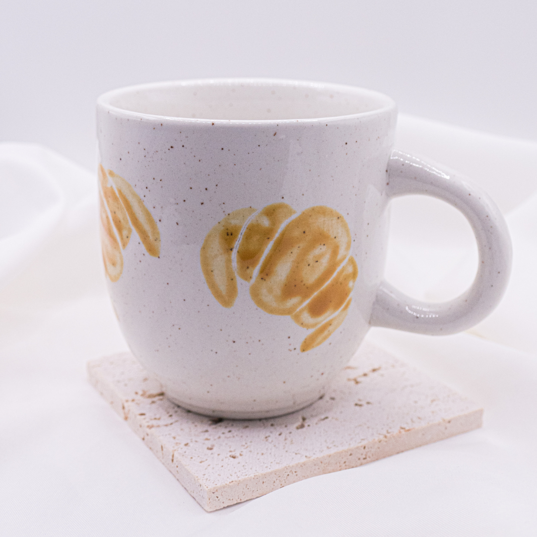 Tasse Croissant handbemalt Frühstück - handgemachte Tasse Gebäck Geschenk (Form C)