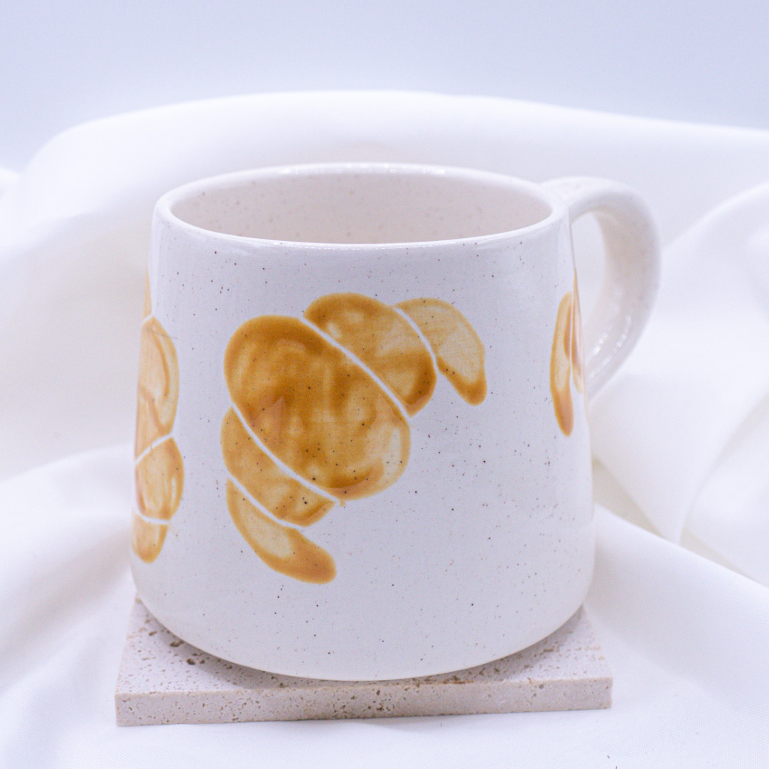 Tasse Croissant handbemalt Frühstück - handgemachte Tasse Gebäck Geschenk
