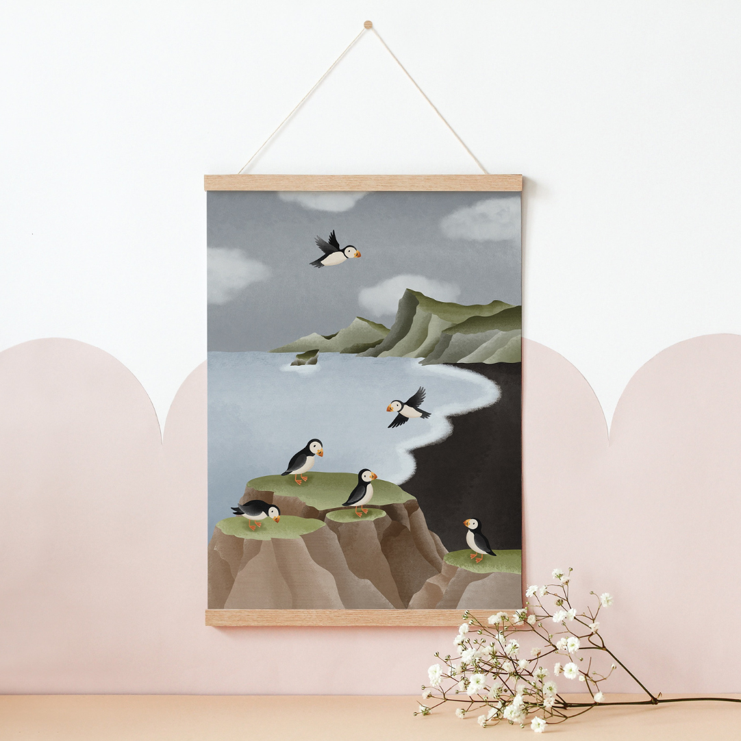 Poster Island Puffin Kunstdruck - Schwarzer Strand Vík Papageientaucher Felsen Skandinavien Reiseposter