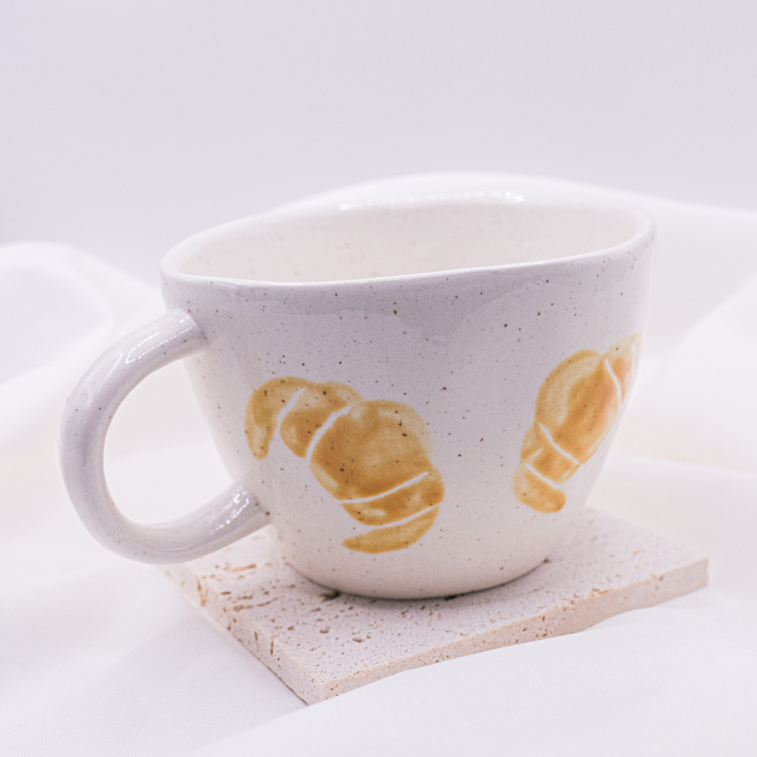 Tasse Croissant handbemalt Frühstück - handgemachte Tasse Gebäck Geschenk (Form B)