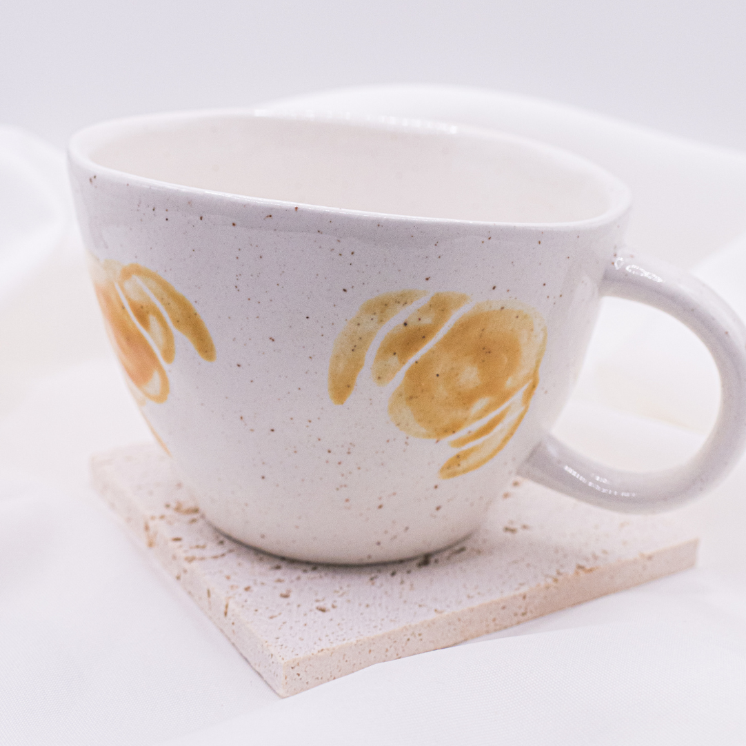 Tasse Croissant handbemalt Frühstück - handgemachte Tasse Gebäck Geschenk (Form B)