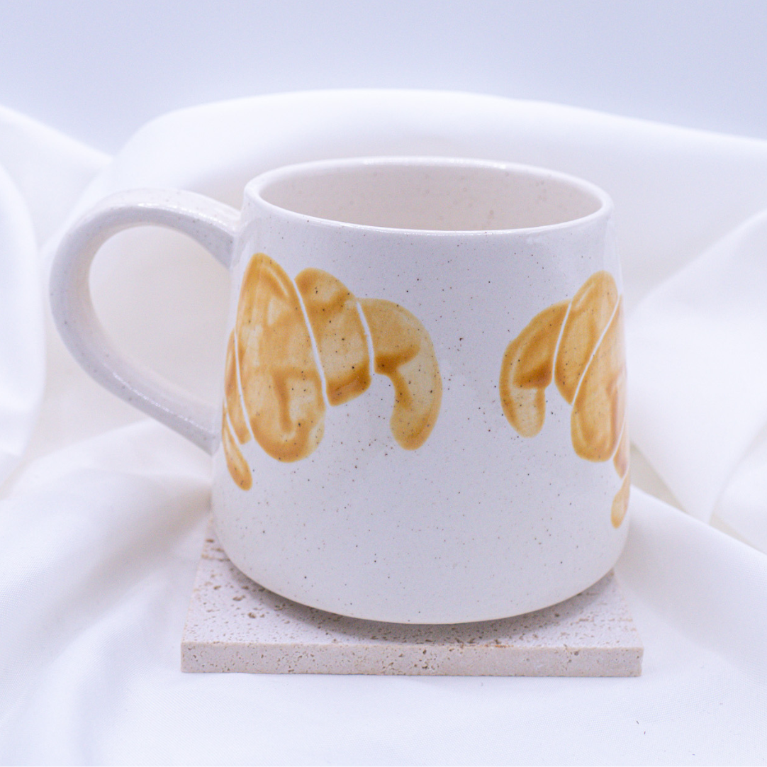 Tasse Croissant handbemalt Frühstück - handgemachte Tasse Gebäck Geschenk