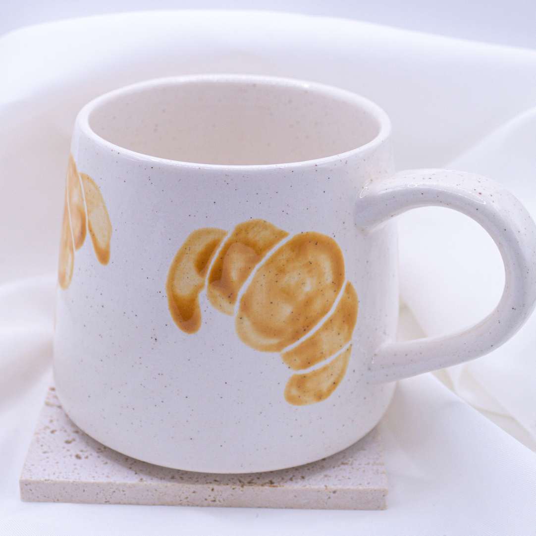 Tasse Croissant handbemalt Frühstück - handgemachte Tasse Gebäck Geschenk
