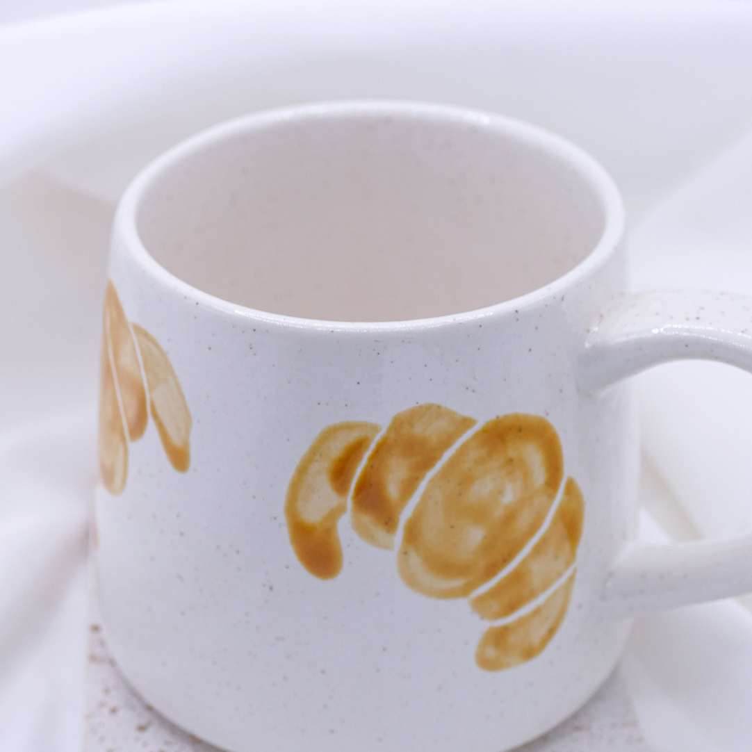 Tasse Croissant handbemalt Frühstück - handgemachte Tasse Gebäck Geschenk