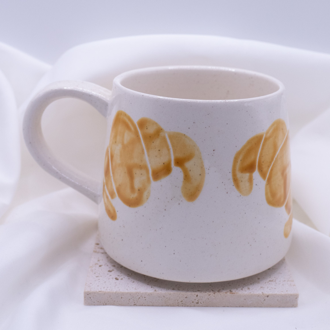 Tasse Croissant handbemalt Frühstück - handgemachte Tasse Gebäck Geschenk