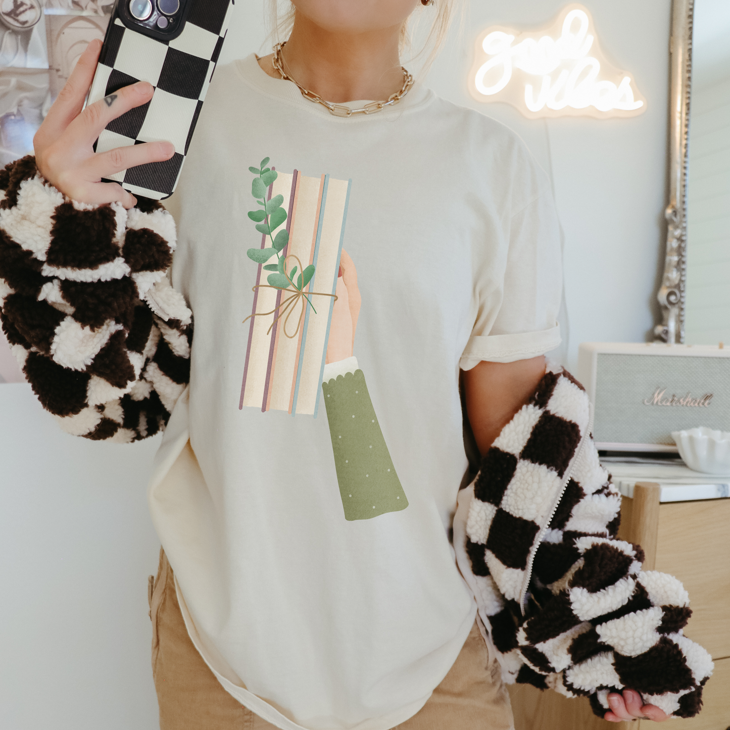 Frau mit einen Bücher shirt in beige im Wohnzimmer