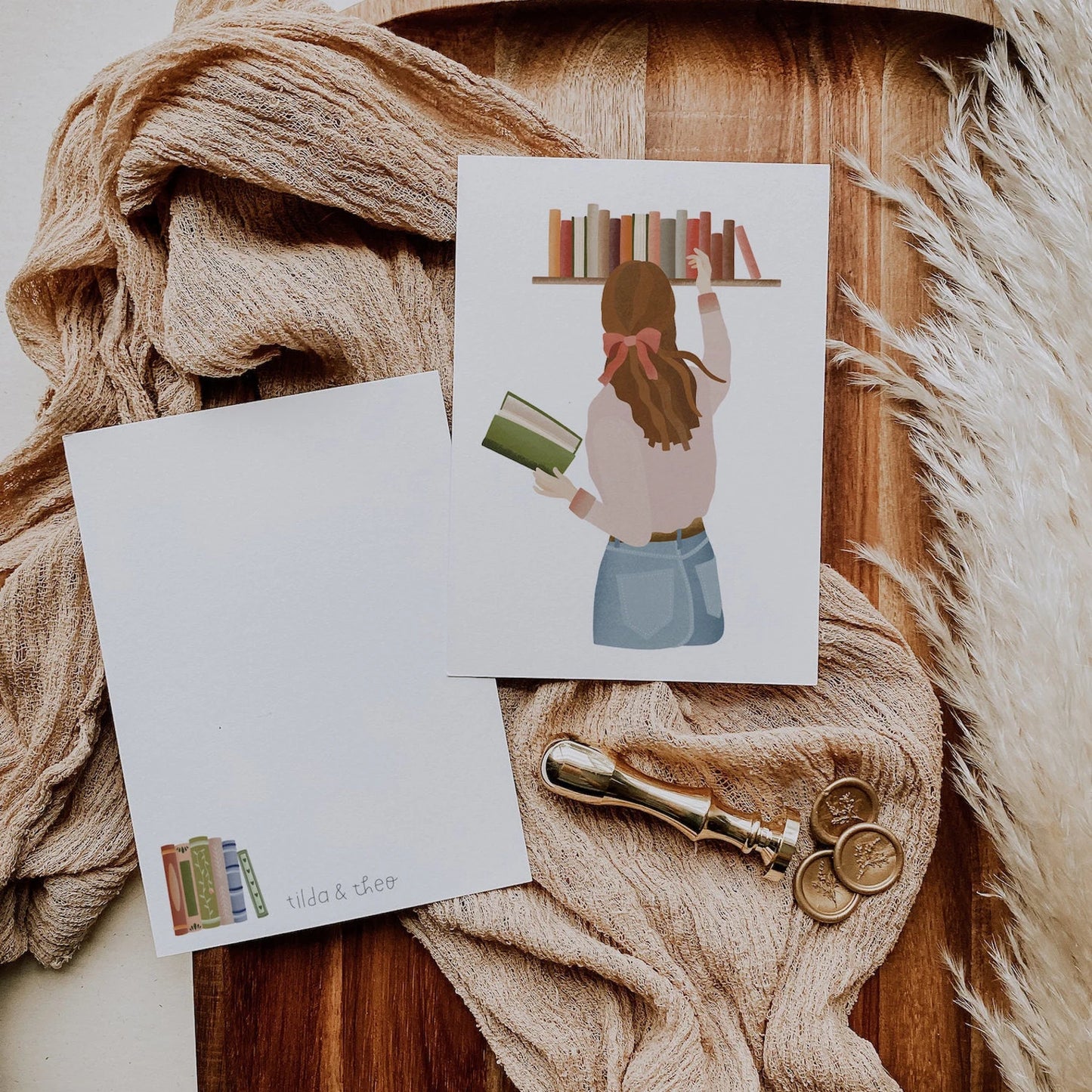 Postkarte Frau im Buchladen Bücher - Book Store