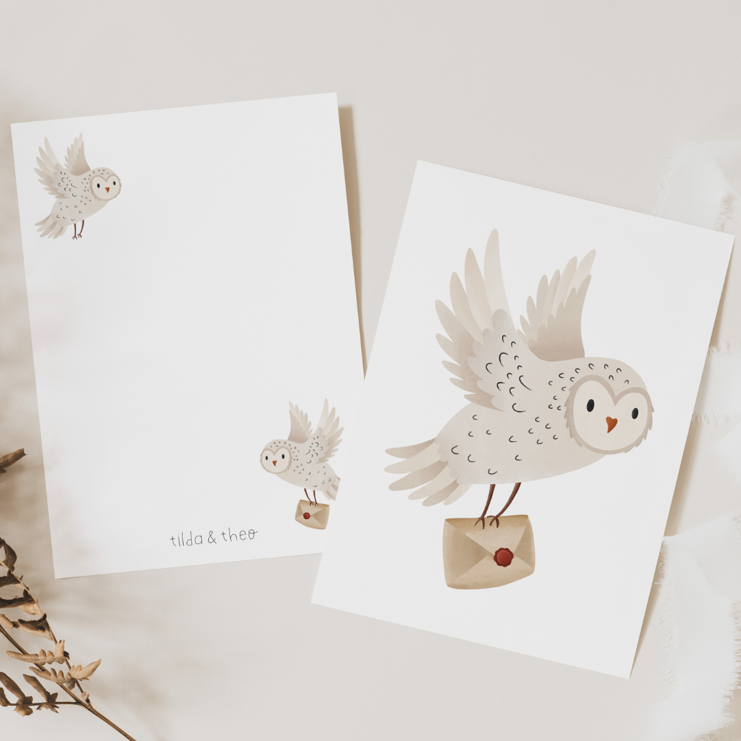 Postkarte Eule Schneeeule mit Brief Winter Grußkarte - Lesen Geschenk Eule - A6 Karte weiße Eule Tiermotiv Magie