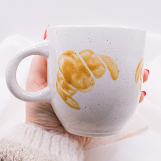 Tasse Croissant handbemalt Frühstück - handgemachte Tasse Gebäck Geschenk (Form C)