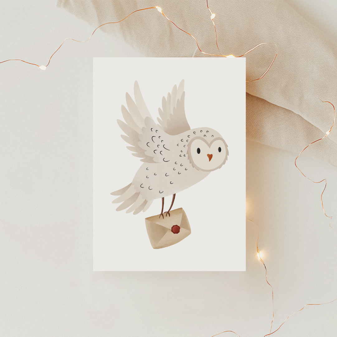 Postkarte Eule Schneeeule mit Brief Winter Grußkarte - Lesen Geschenk Eule - A6 Karte weiße Eule Tiermotiv Magie