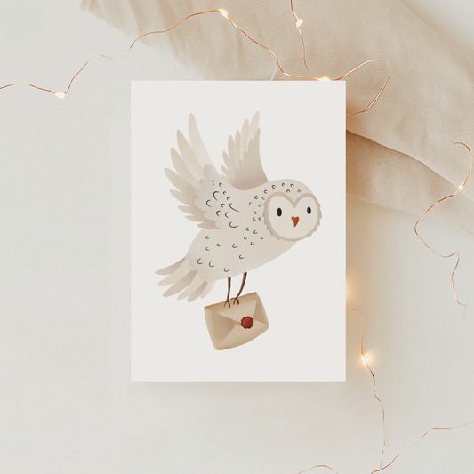 Postkarte Eule Schneeeule mit Brief Winter Grußkarte - Lesen Geschenk Eule - A6 Karte weiße Eule Tiermotiv Magie