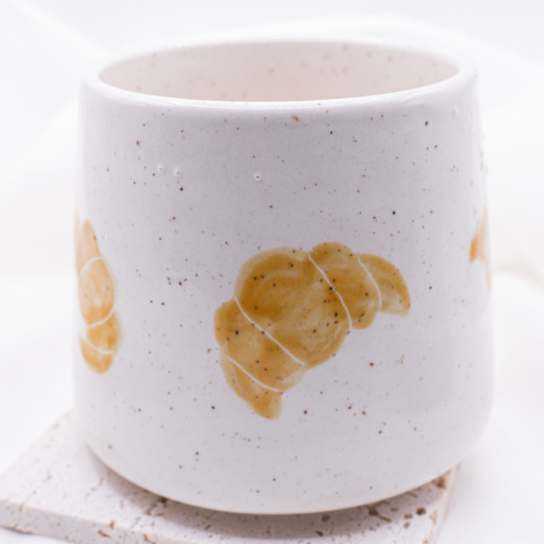 Tasse Croissant handbemalt Frühstück - handgemachte Tasse Gebäck Geschenk