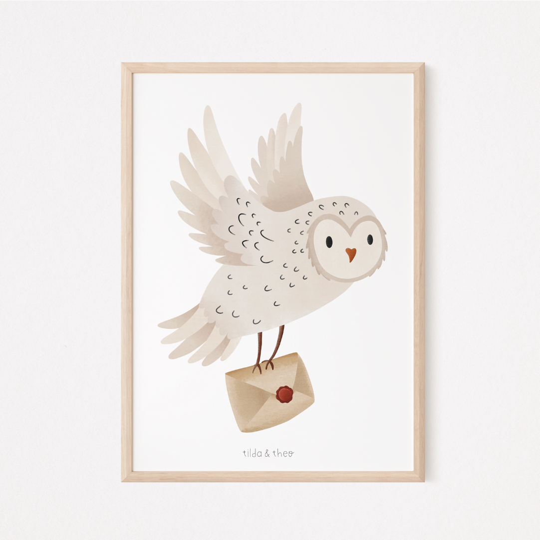 Poster Eule Schneeeule mit Brief Winter Kunstdruck - Lesen Geschenk weiße Eule Tiermotiv Vogel Magie