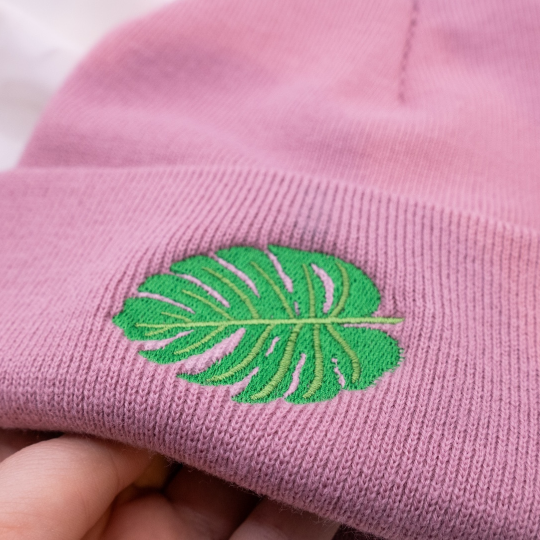 Monstera Mütze Beanie Pflanze bestickt - Zimmerpflanze Geschenk Wintermütze Rosa