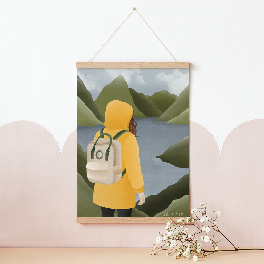 Poster Norwegen Fjorde Frau in gelber Regenjacke - Wandern Reise Skandinavien - Norwegische Berge
