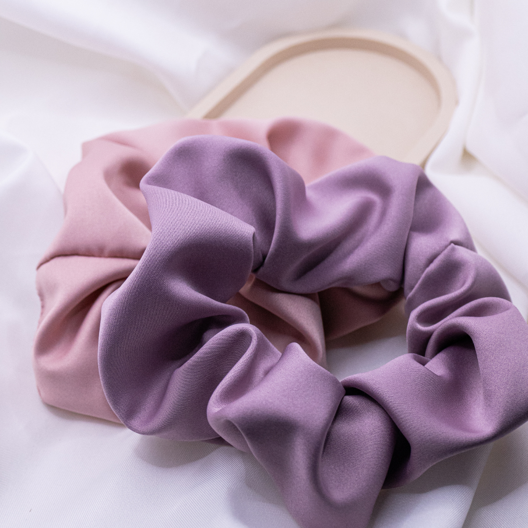 Scrunchie Satin lila Haarband lavendel - handgenähter Haargummi glänzend