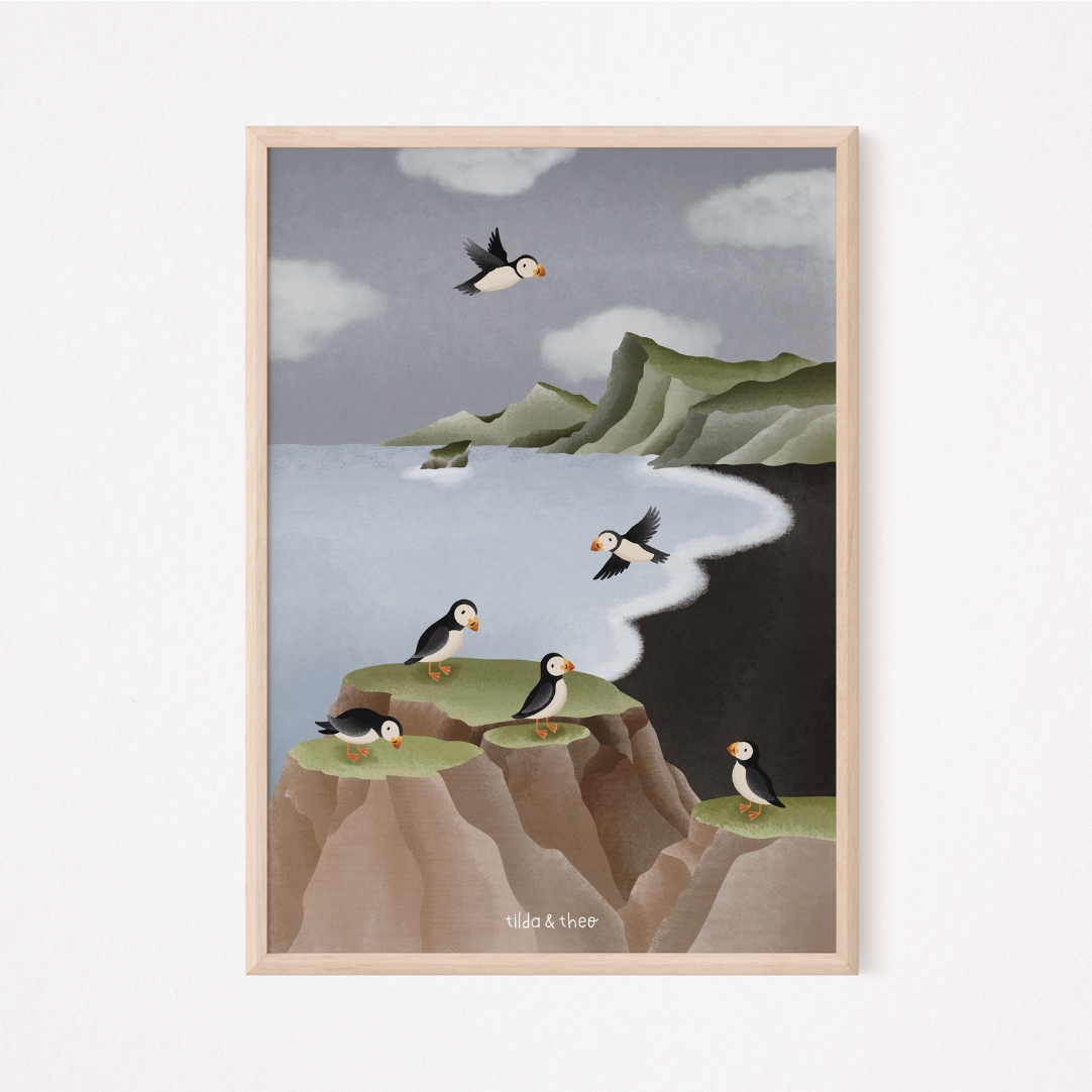 Poster Island Puffin Kunstdruck - Schwarzer Strand Vík Papageientaucher Felsen Skandinavien Reiseposter