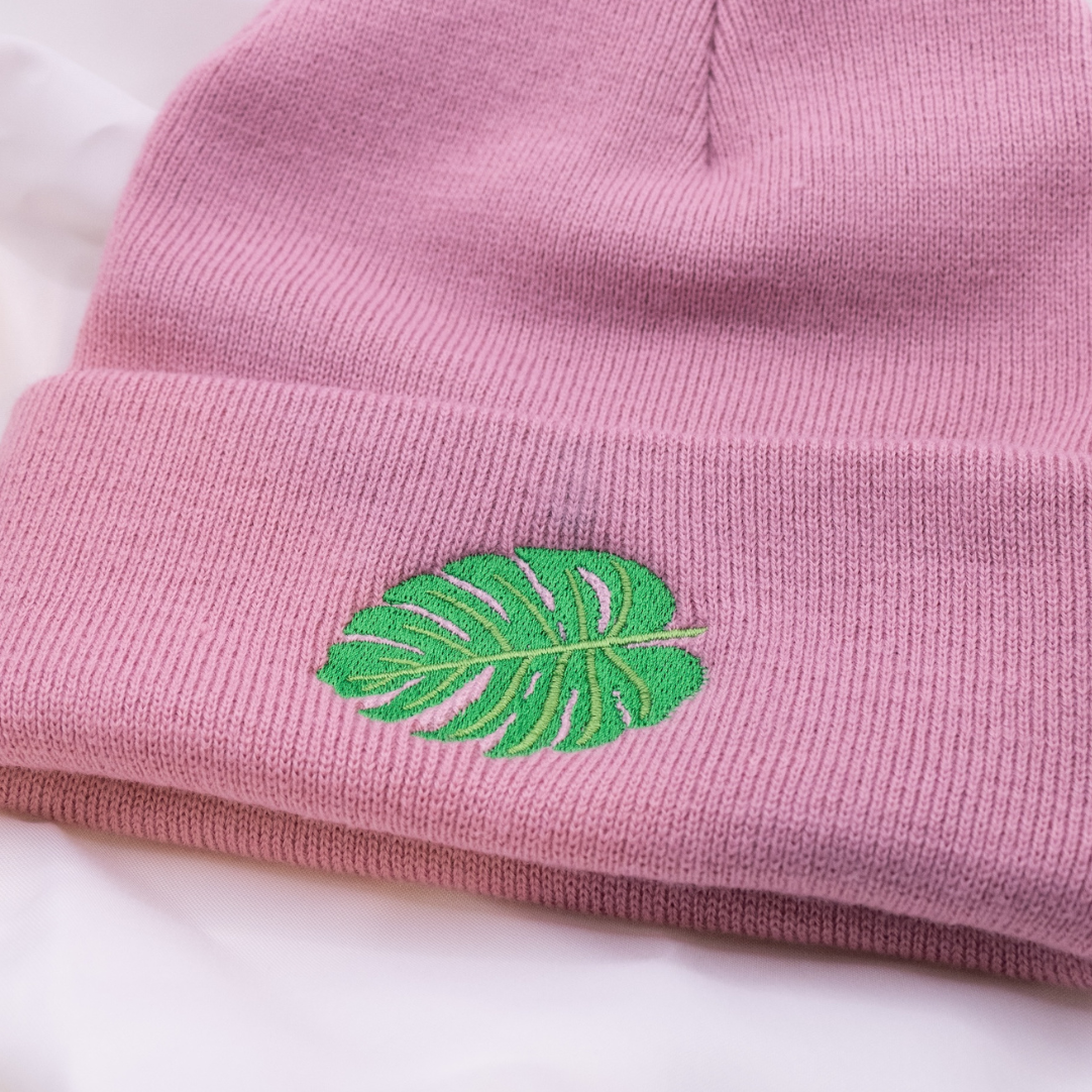 Monstera Mütze Beanie Pflanze bestickt - Zimmerpflanze Geschenk Wintermütze Rosa