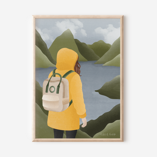 Poster Norwegen Fjorde Frau in gelber Regenjacke - Wandern Reise Skandinavien - Norwegische Berge