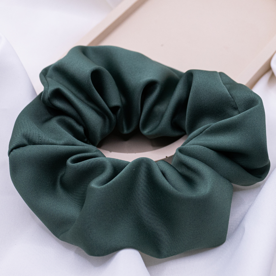 Scrunchie Satin grün Haarband dunkelgrün - handgenähter Haargummi glänzend