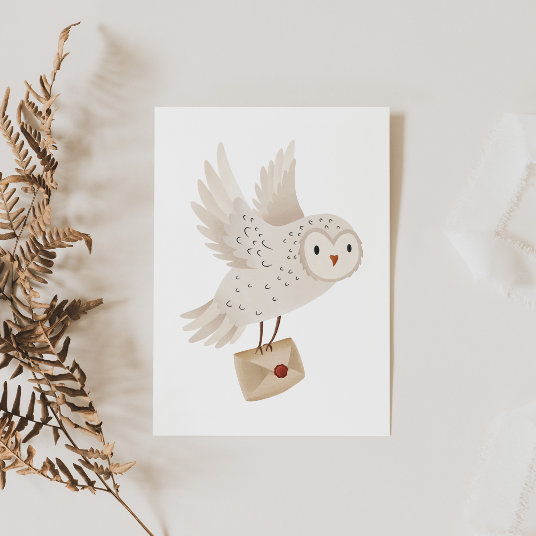 Postkarte Eule Schneeeule mit Brief Winter Grußkarte - Lesen Geschenk Eule - A6 Karte weiße Eule Tiermotiv Magie
