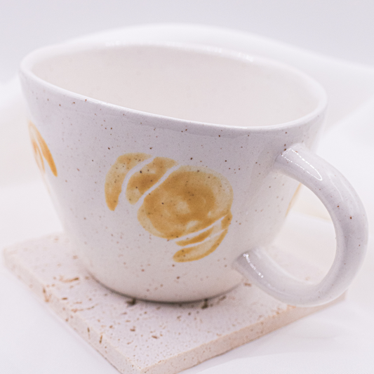 Tasse Croissant handbemalt Frühstück - handgemachte Tasse Gebäck Geschenk (Form B)