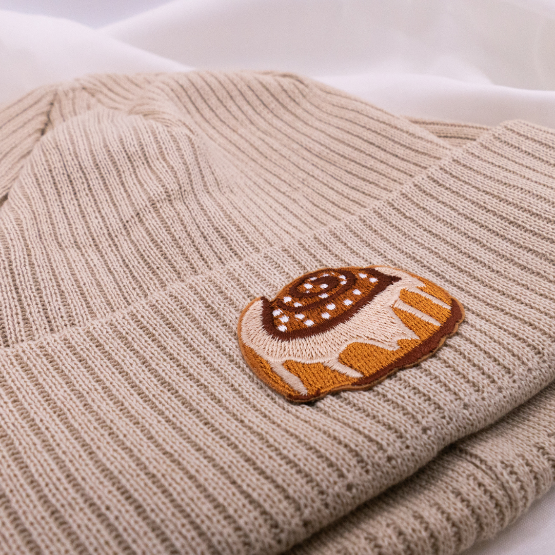 Mütze Zimtschnecke Beanie gestickte Kanelbulle - Schweden Geschenk Wintermütze bunt Skandinavien