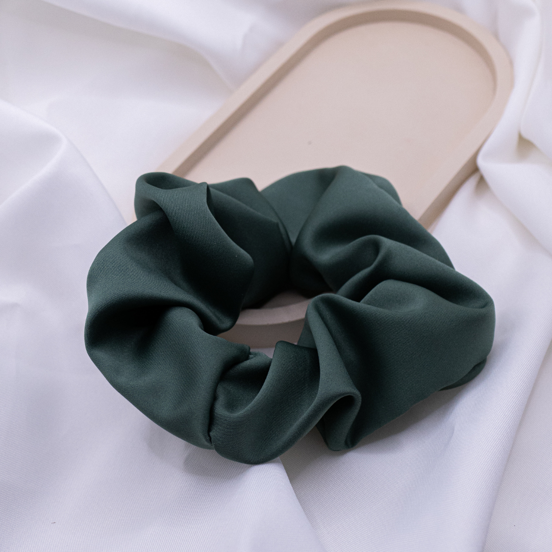 Scrunchie Satin grün Haarband dunkelgrün - handgenähter Haargummi glänzend