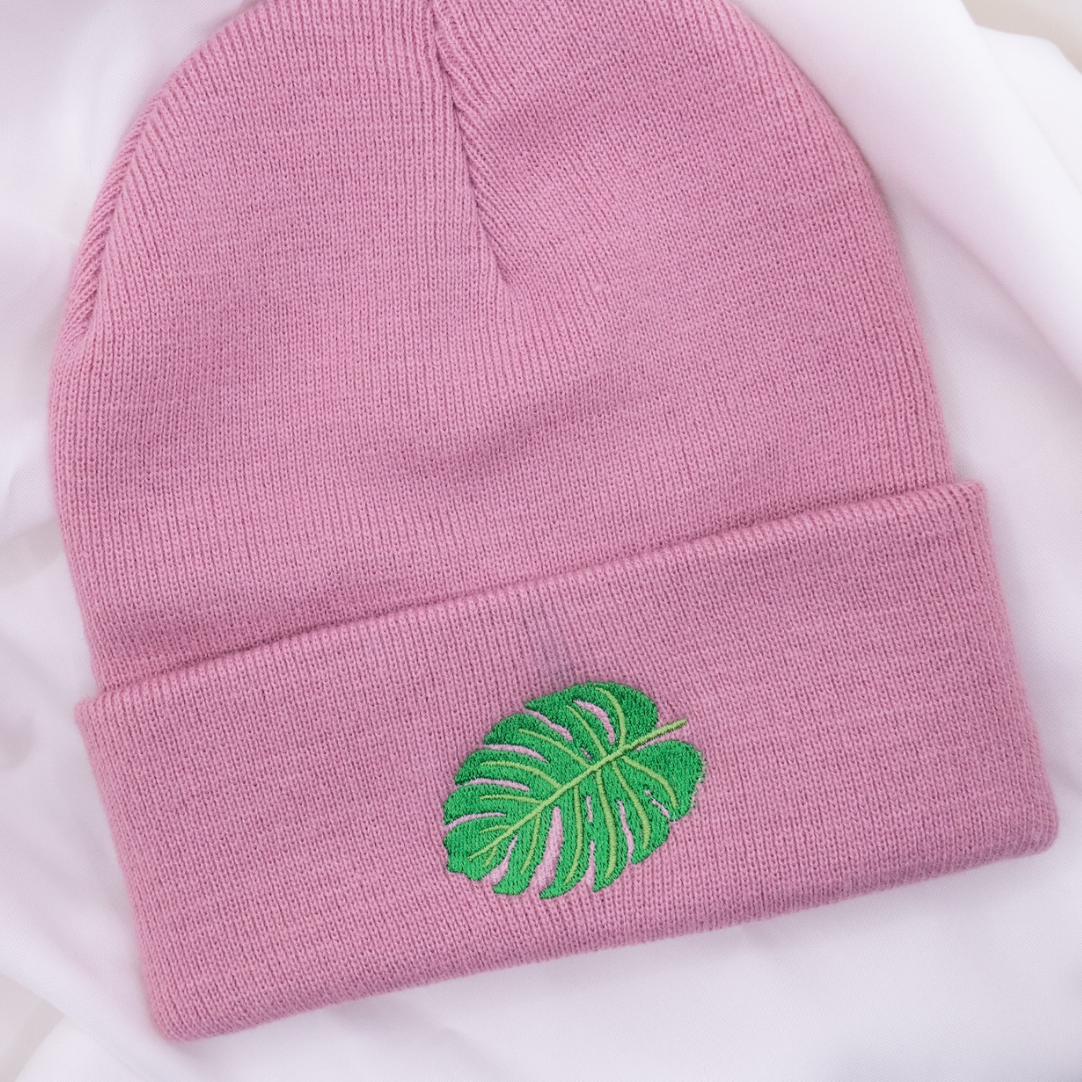 Monstera Mütze Beanie Pflanze bestickt - Zimmerpflanze Geschenk Wintermütze Rosa