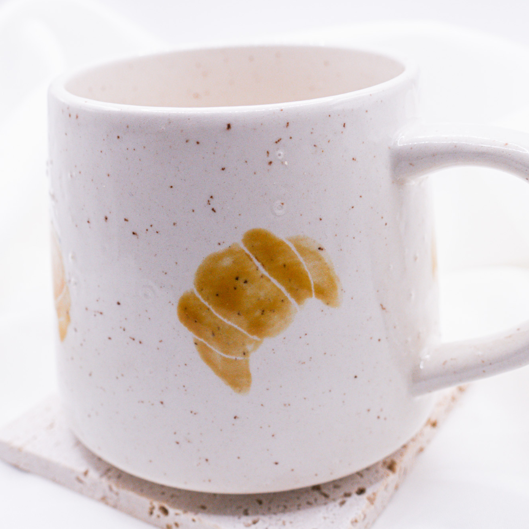 Tasse Croissant handbemalt Frühstück - handgemachte Tasse Gebäck Geschenk