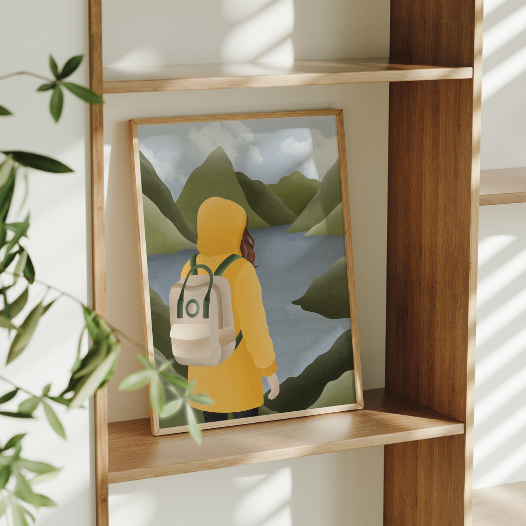 Poster Norwegen Fjorde Frau in gelber Regenjacke - Wandern Reise Skandinavien - Norwegische Berge