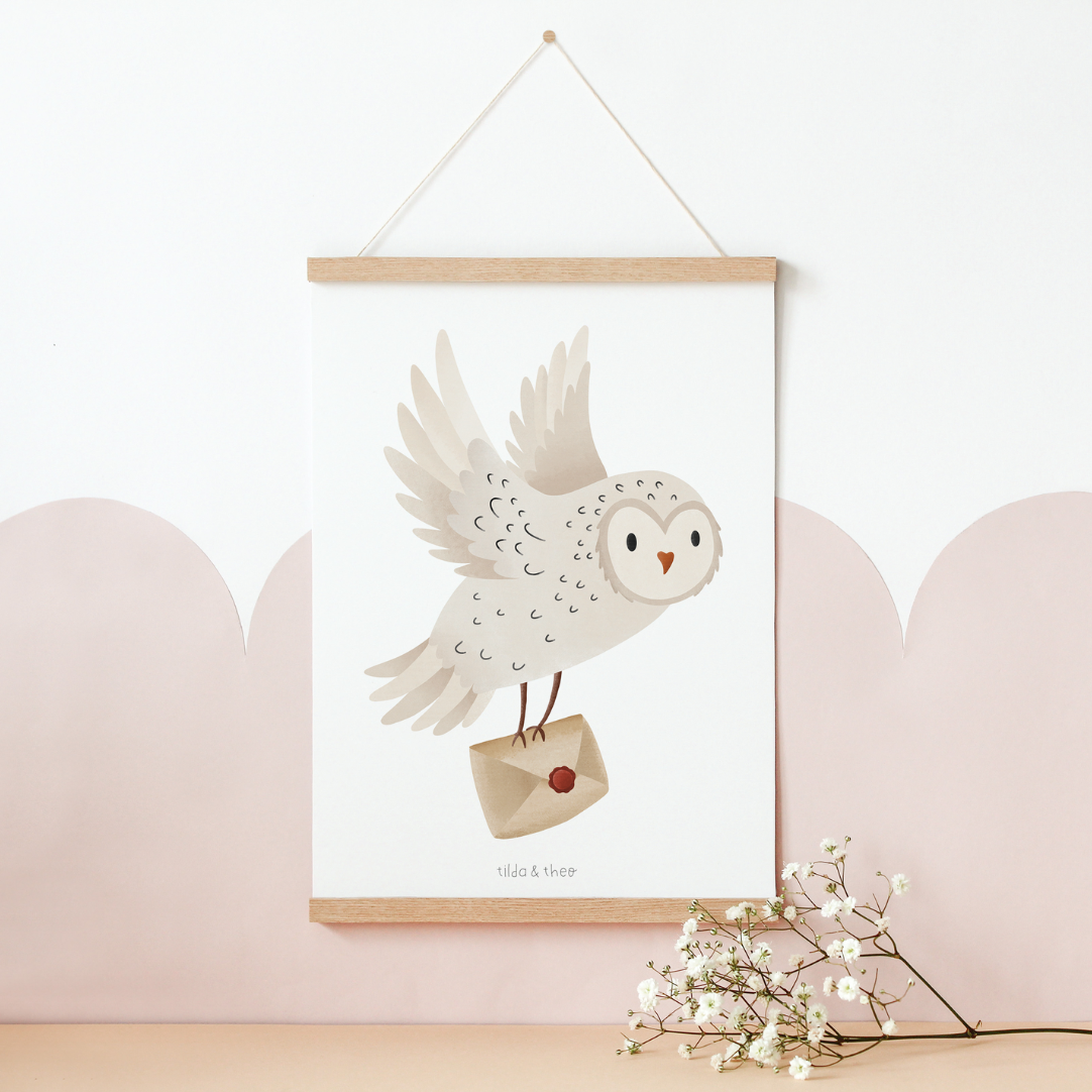 Poster Eule Schneeeule mit Brief Winter Kunstdruck - Lesen Geschenk weiße Eule Tiermotiv Vogel Magie