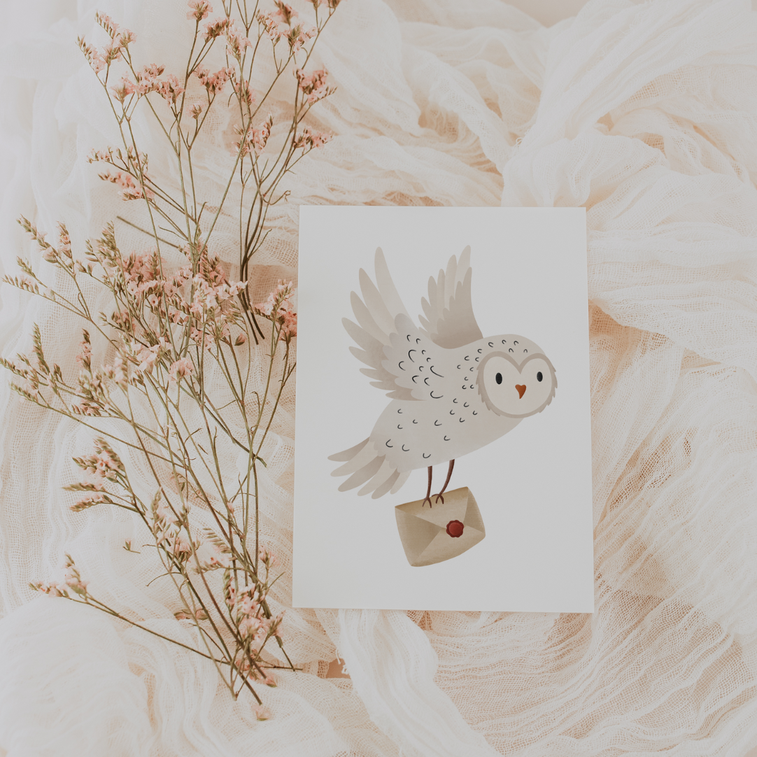 Postkarte Eule Schneeeule mit Brief Winter Grußkarte - Lesen Geschenk Eule - A6 Karte weiße Eule Tiermotiv Magie