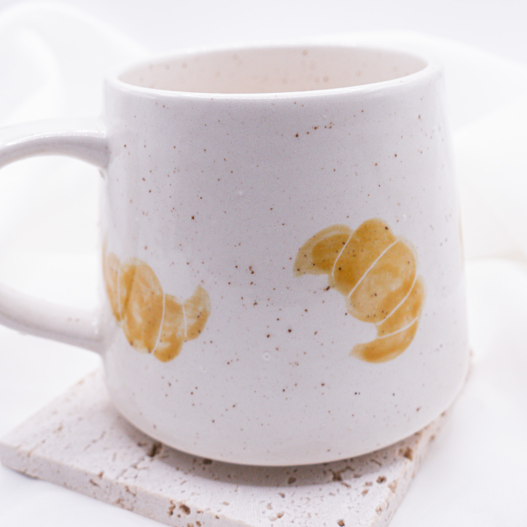 Tasse Croissant handbemalt Frühstück - handgemachte Tasse Gebäck Geschenk