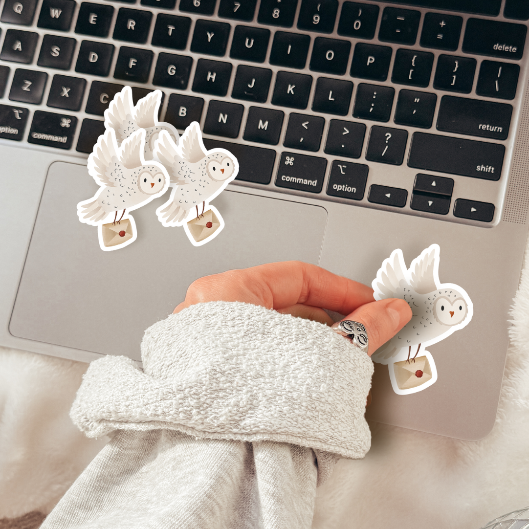 Sticker Eule Vinyl Aufkleber Schneeeule mit Brief - Aufkleber Wasserflasche - Lesen Magie Geschenk Eule wasserdichter Aufkleber Tier