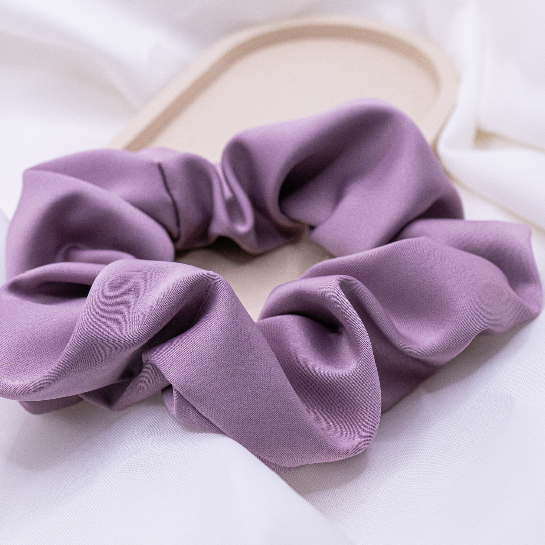 Scrunchie Satin lila Haarband lavendel - handgenähter Haargummi glänzend